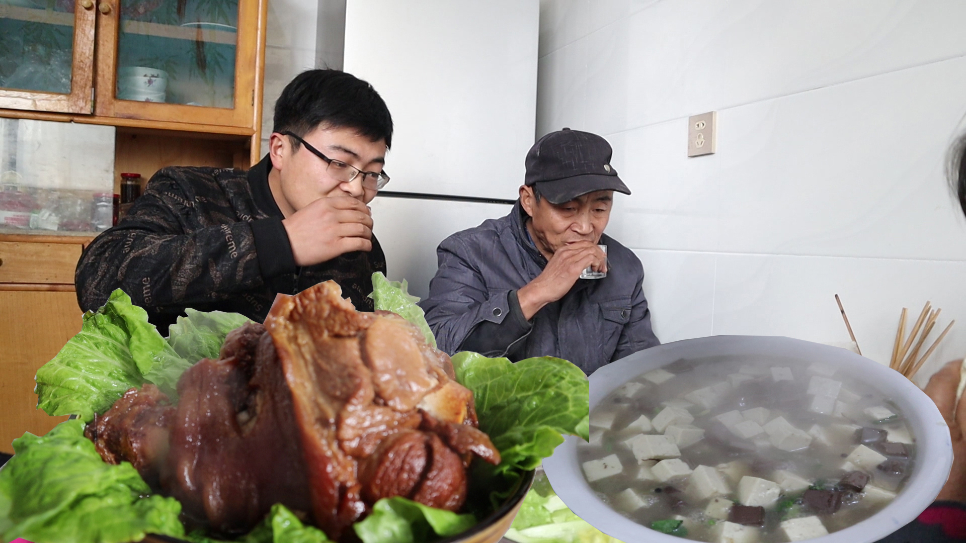 一个肘子,一盆鸭血炖豆腐,我陪父亲喝酒,一人二两明显没喝过瘾